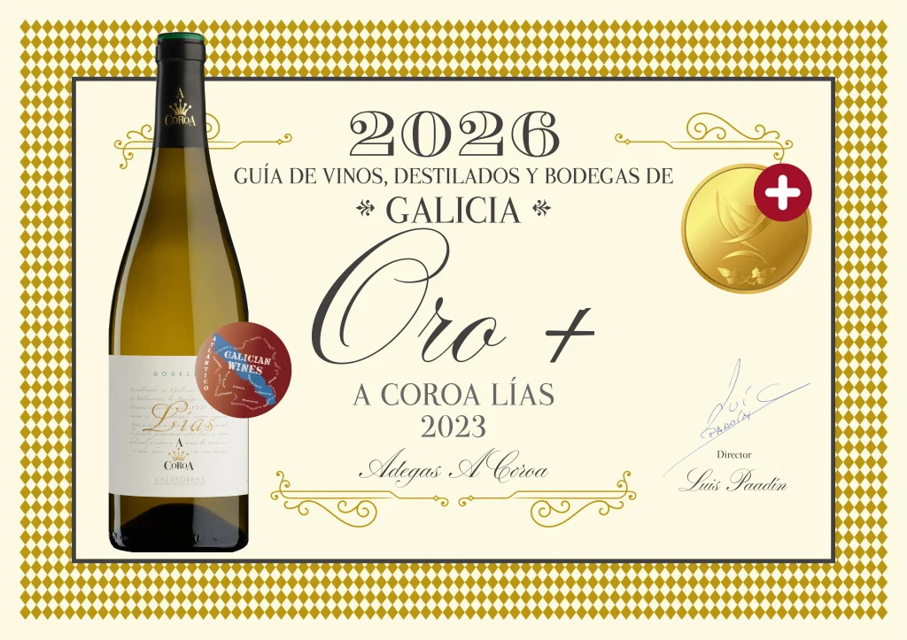 Primer plano de la botella diploma con vino blanco A Coroa Godello Lías, premiado con medalla de Oro Mas.