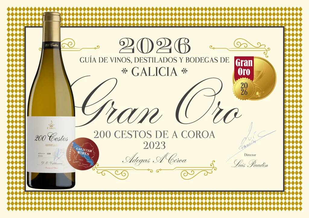 Primer plano de la botella diploma con vino blanco godello 200 Cestos, premiado con medalla de Gran Oro.