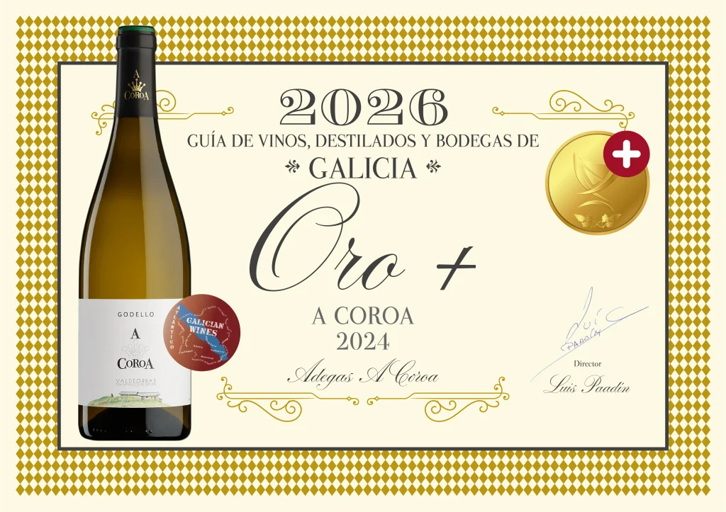 Primer plano de la botella diploma con vino blanco A Coroa Godello 2025, premiado con medalla de Oro Mas.