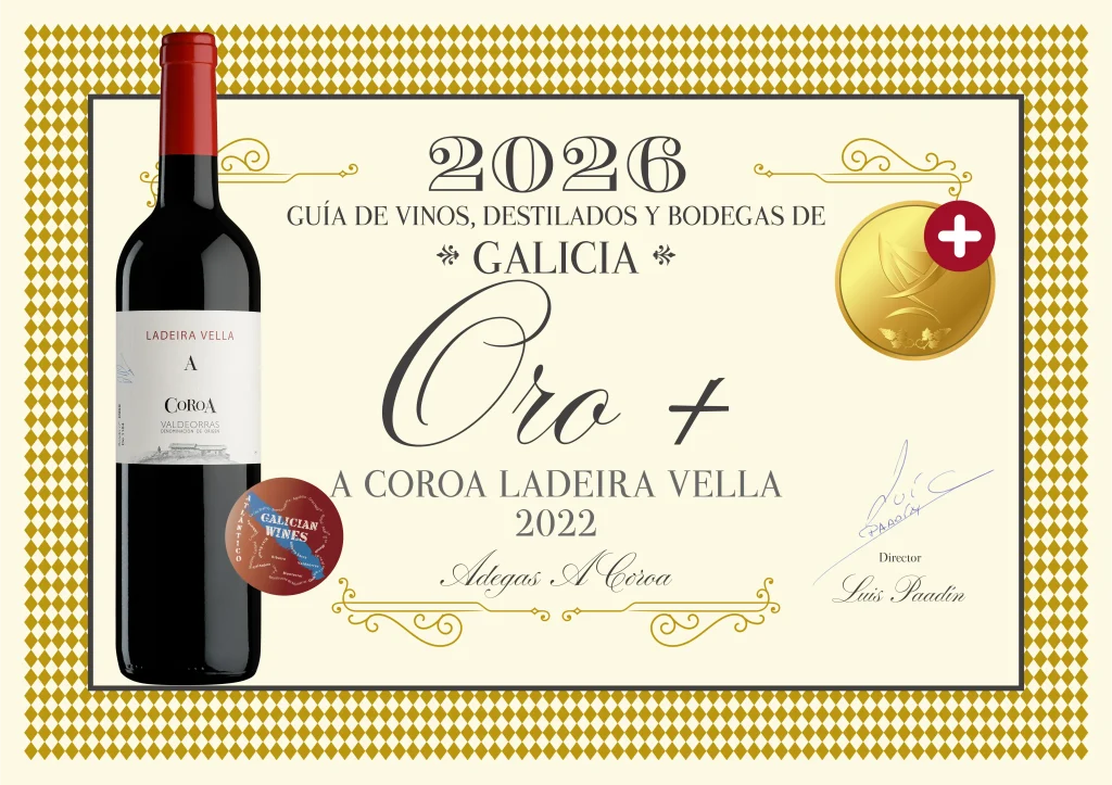 Primer plano de la botella diploma con vino tinto garnacha Ladeira Vella, premiado con medalla de Oro Mas.